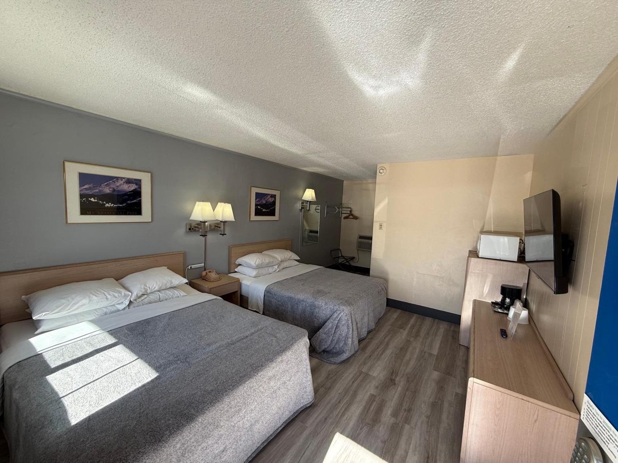Pine Needles Inn Mount Shasta Extérieur photo