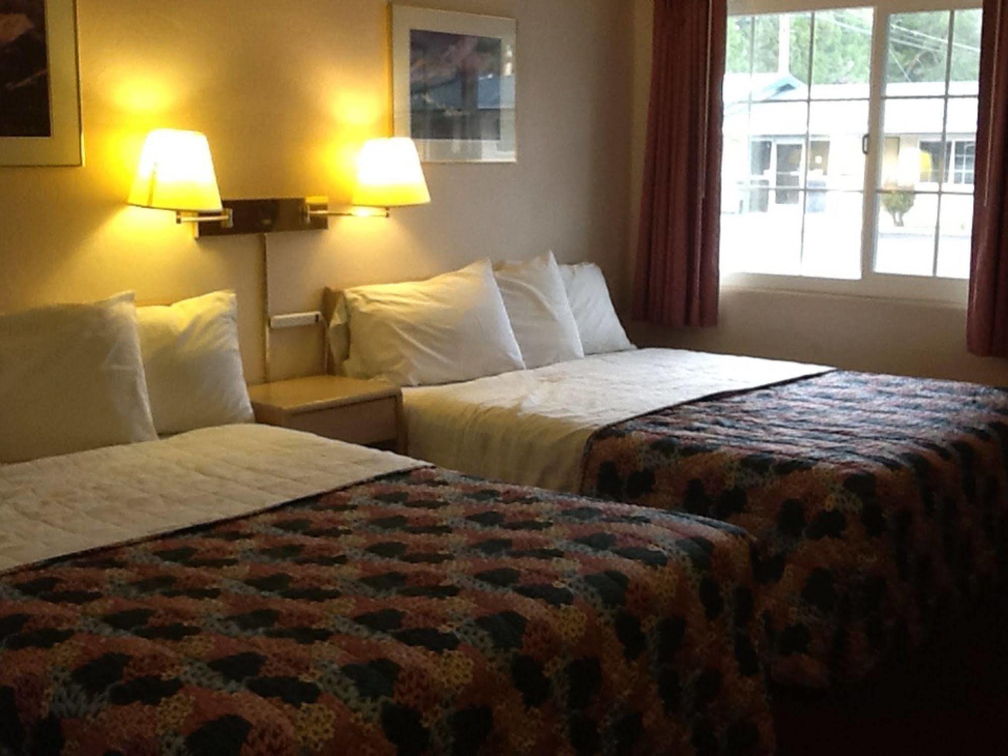 Pine Needles Inn Mount Shasta Extérieur photo